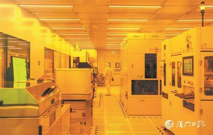 厦门市未来显示技术研究院：一款高PPIMicro-LED透明显示屏实现点亮(图1)