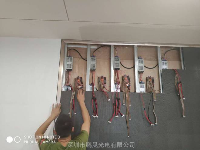 嵌入式安装LED显示屏预留屏幕尺寸及电源线网线布置方法(图1)
