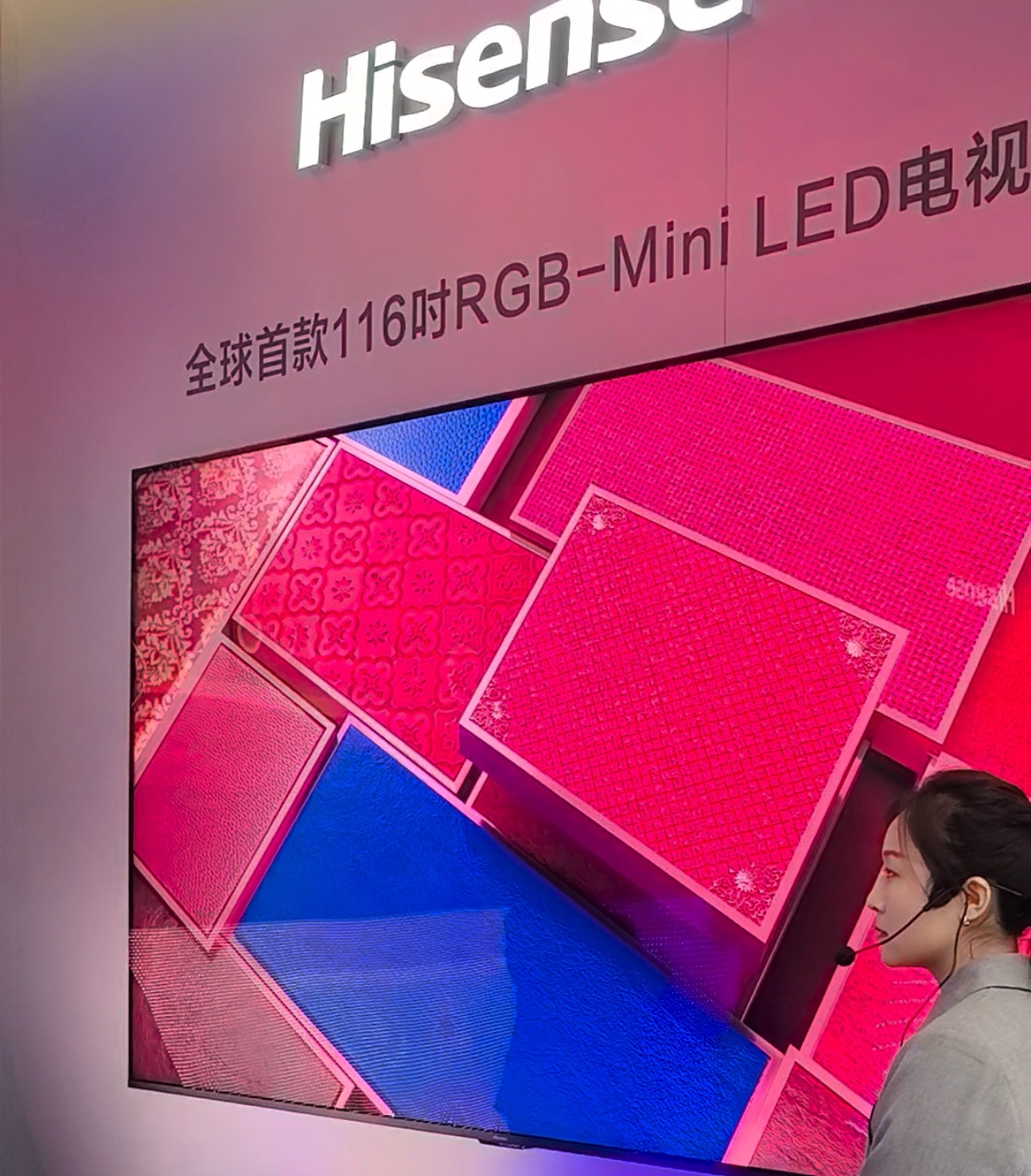 电视巨头AWE秀肌肉：海信RGB-MiniLED已量产三星上演“消失的屏幕”(图1)