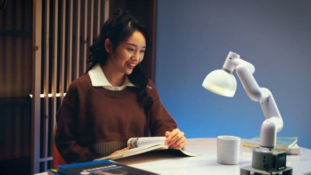木林森桌面级AI照明服务机器人惊艳亮相(图2)