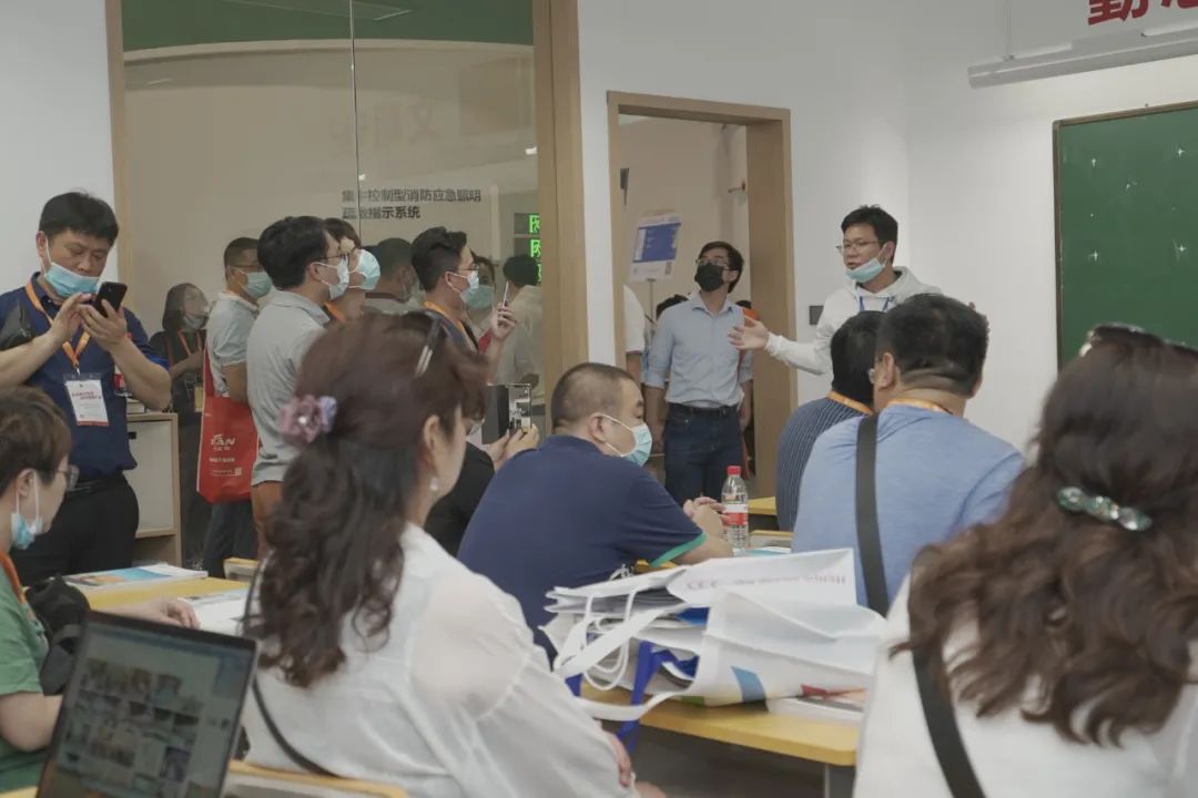 雷士照明携“智慧校园”亮相教育装备展守护青少年光健康未来(图2)