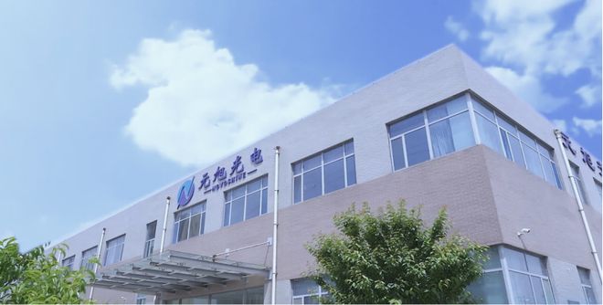 这家企业发布全球首款量产玻璃基Micro-LED(图1)