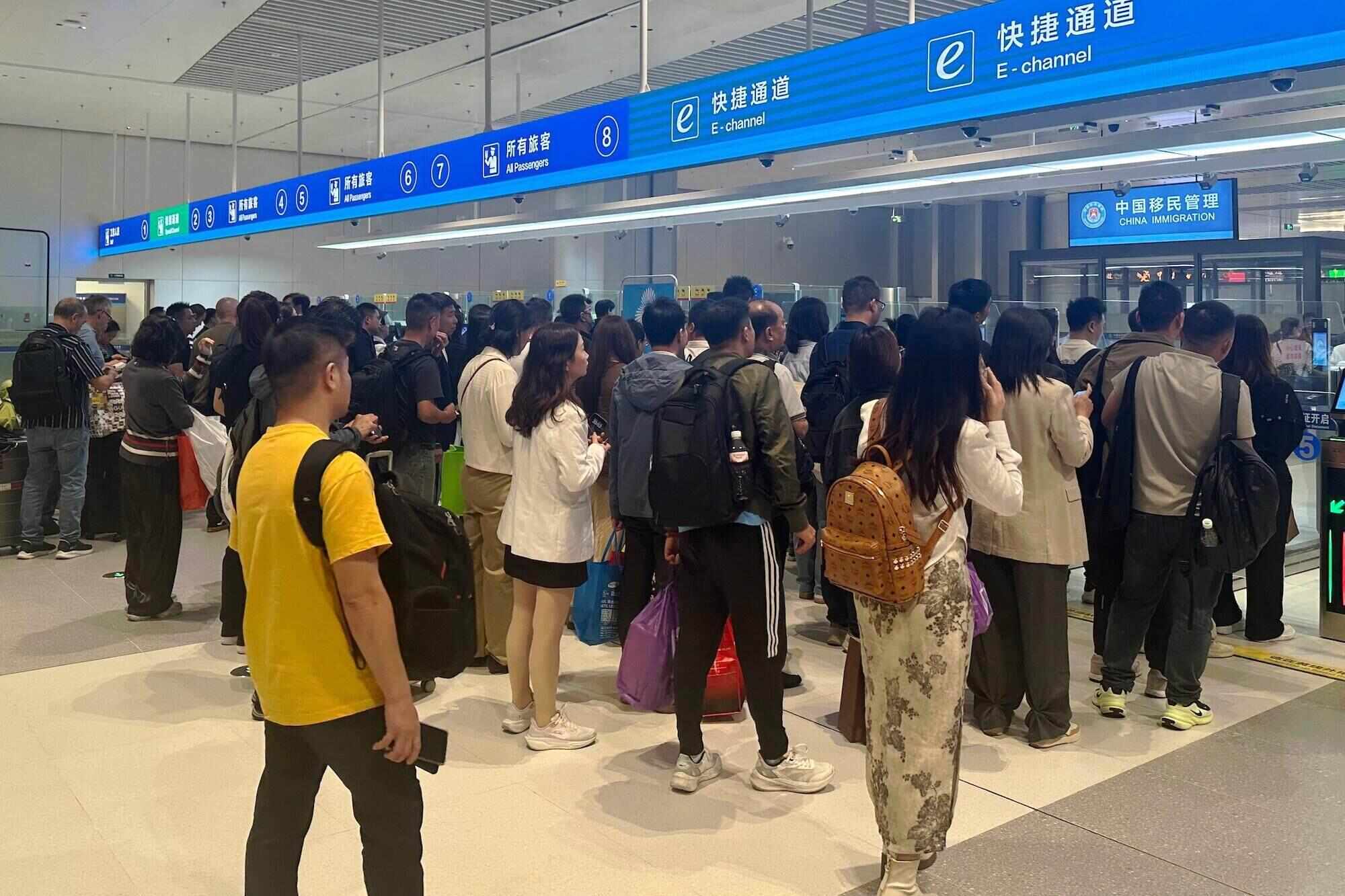 大批灯饰企业赴港参展中山客运口岸延长通关时间(图1)