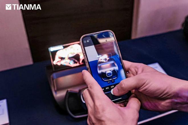 天马携多款透明Micro-LED亮相进博会秦锋：显示竞争已步入“玻璃基时代”(图14)