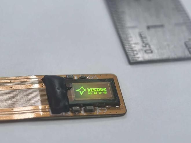 关键技术再突破！辰显光电点亮012英寸Micro-LED微显示屏体(图1)