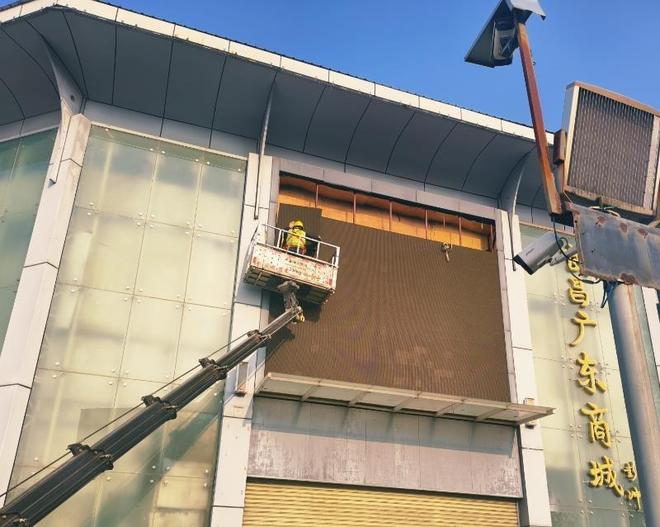 大楼上擅自设置LED电子广告屏武昌城管依法拆除还优美公共空间(图2)